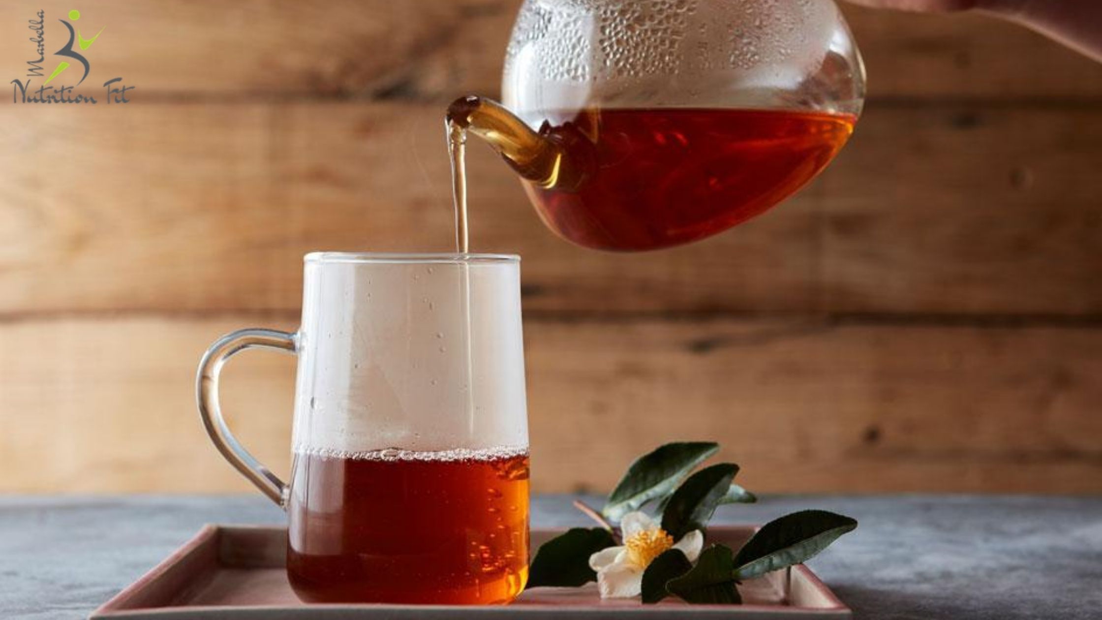 Bebida instantánea a base de extracto de té y hierbas aromáticas